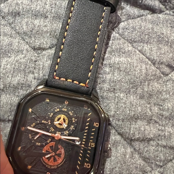 Black and Gold Men's Watch - Picture 10 of 10